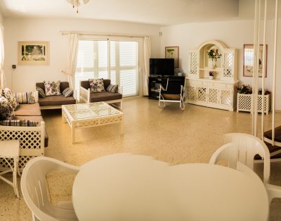 Villa with private swimming pool First line CS93