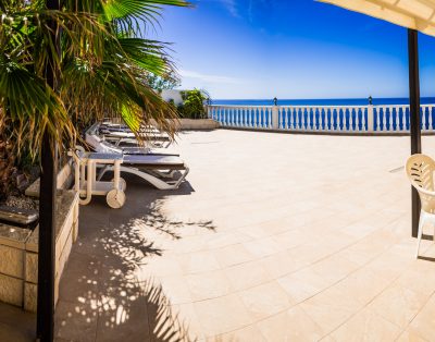 Villa with private swimming pool First line CS93