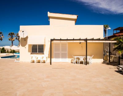 Villa with private swimming pool First line CS93