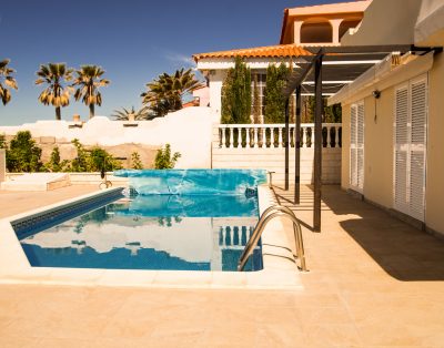 Villa with private swimming pool First line CS93