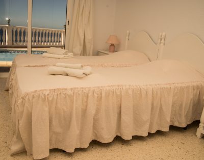 Villa with private swimming pool First line CS93