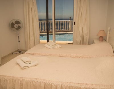 Villa with private swimming pool First line CS93