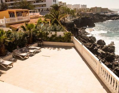 Villa with private swimming pool First line CS93